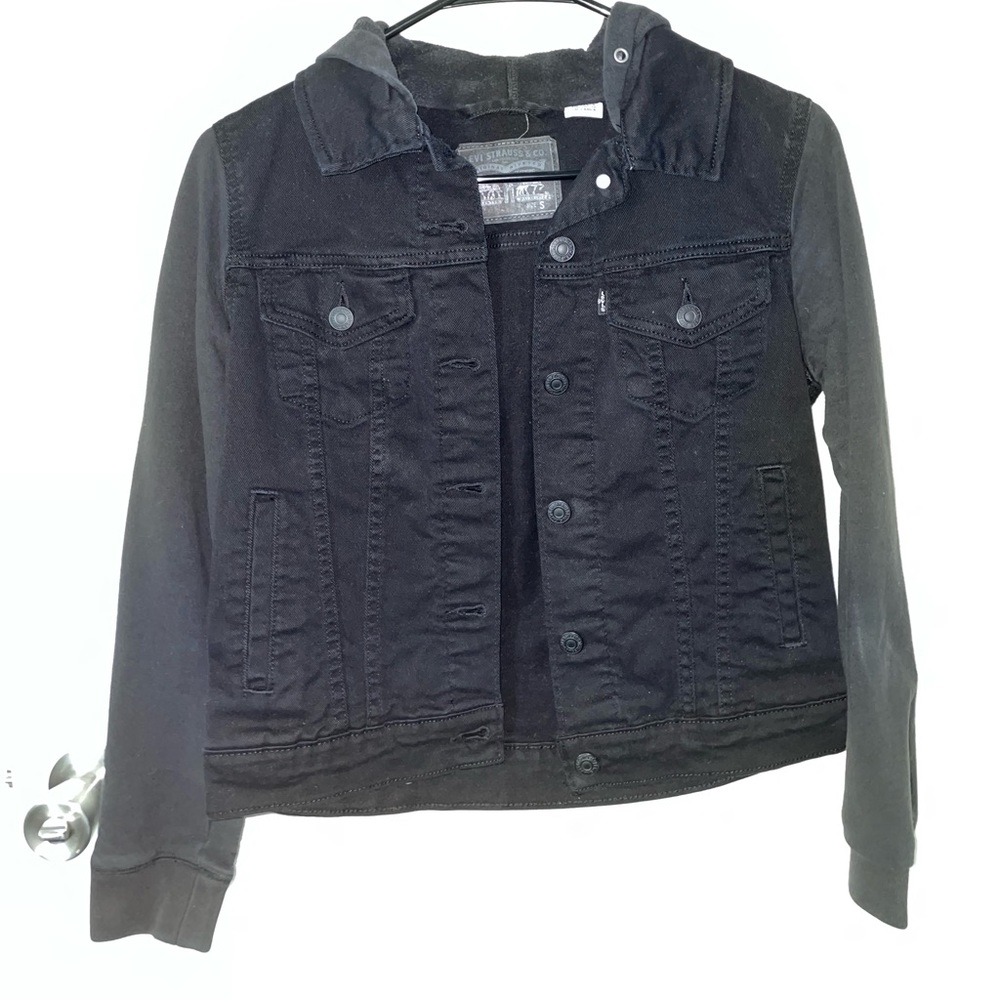 Black Levi's jean jacket